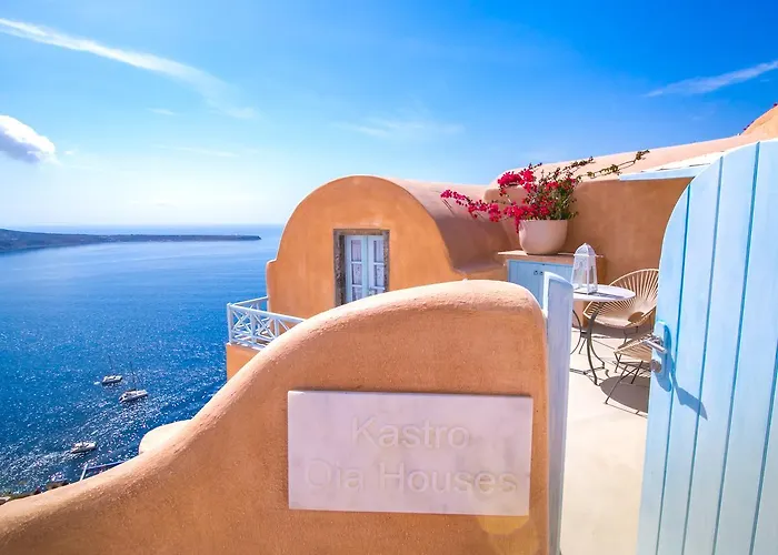 Hotel near College: Kastro Oia Houses